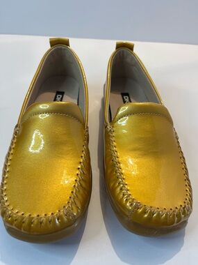 DKNY Gold Patent Flats Women Size 6.5 Slip On Designer Glossy